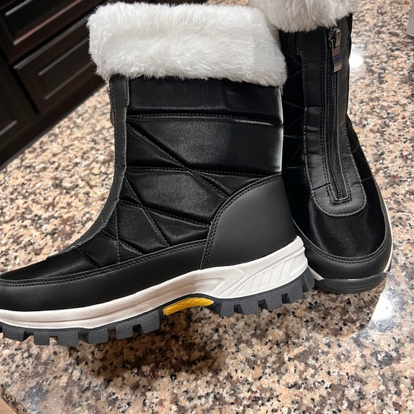 NEW Snow boot - Picture 4 of 6